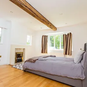 The Queen Edith Place - Lovely 6bdr In Secluded Area Apartment